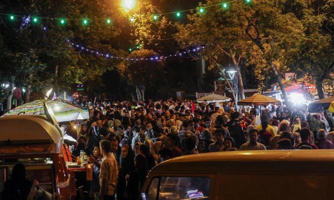 زمان شلوغ گردشگری در خیابان سی تیر در شب