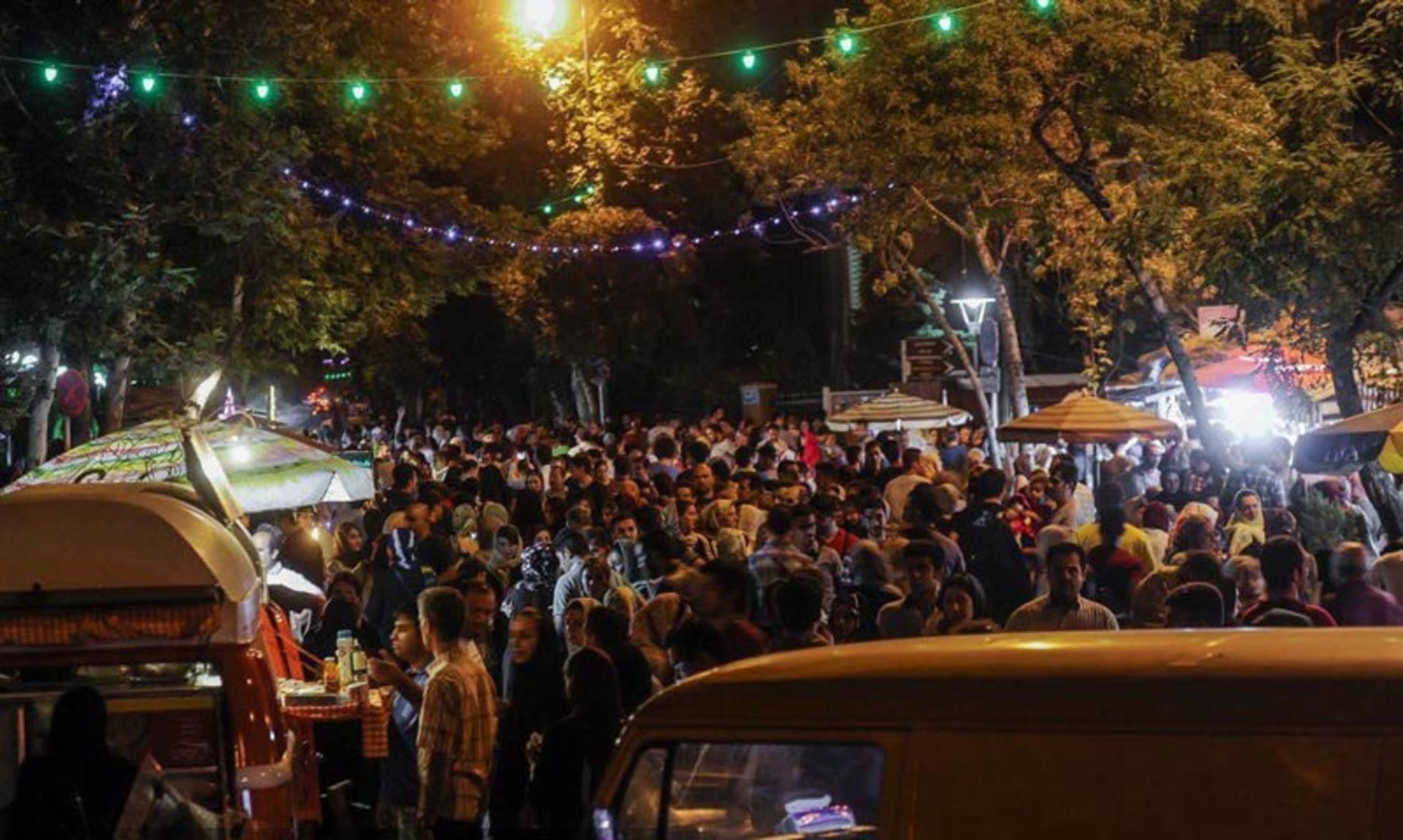 زمان شلوغ گردشگری در خیابان سی تیر در شب