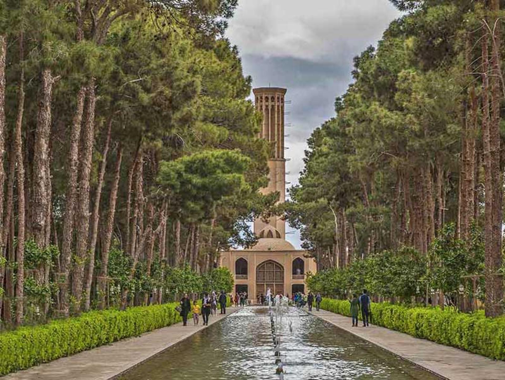 رود جاری میان باغ دولت آباد یزد از نمای دور میان درختان سبز