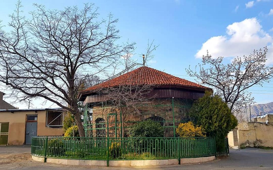 مقبره ای سنگی با سقف شیروانی