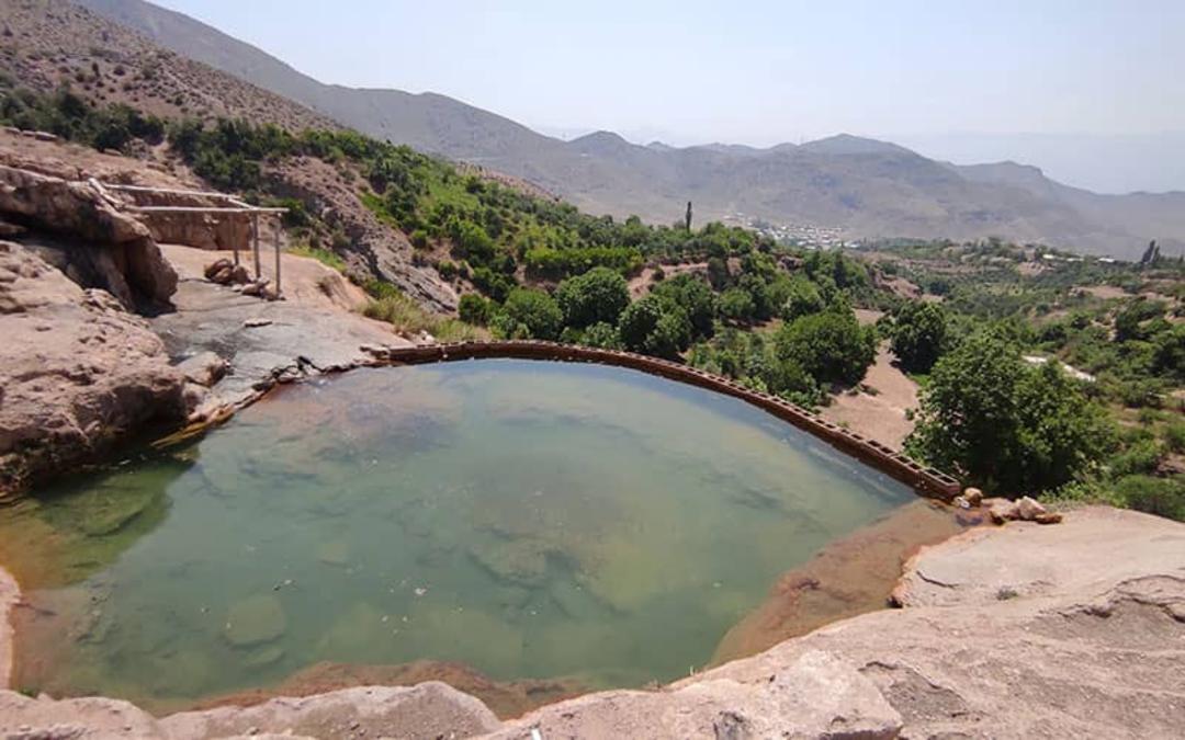 حوضچه کنار چشمه آب معدنی سنگرود