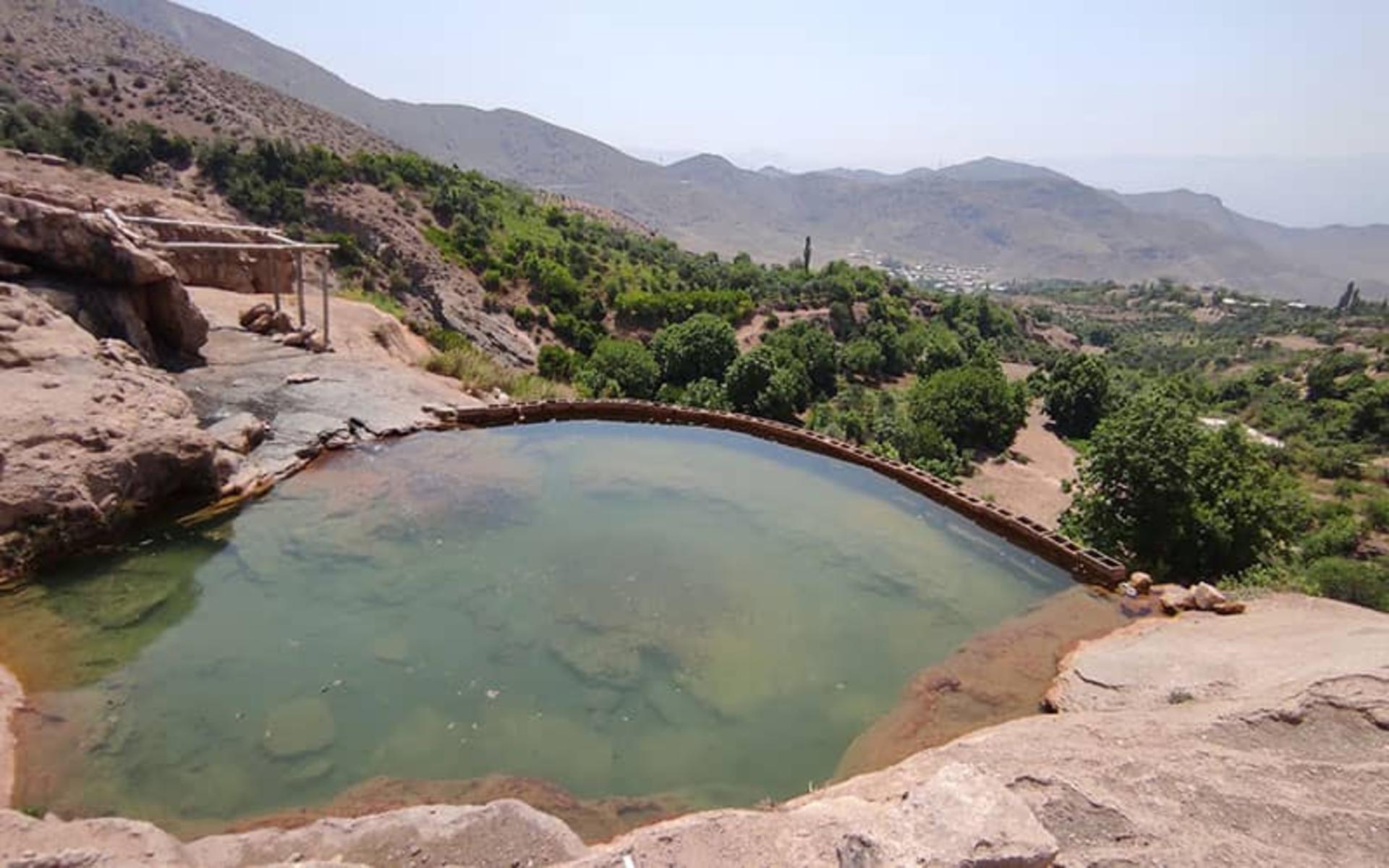 حوضچه کنار چشمه آب معدنی سنگرود