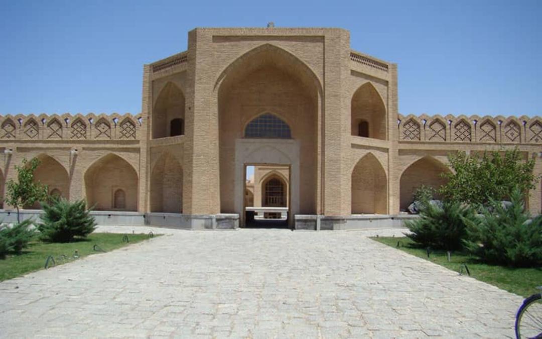 ایوانی مرتفع با چندین طاق نما