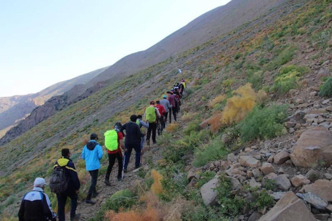 کوهنوردان در حال صعود به قله آغ داغ
