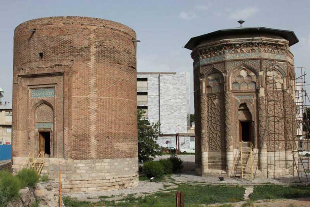 برج کبود مراغه و گنبد مدور آجری کنار آن