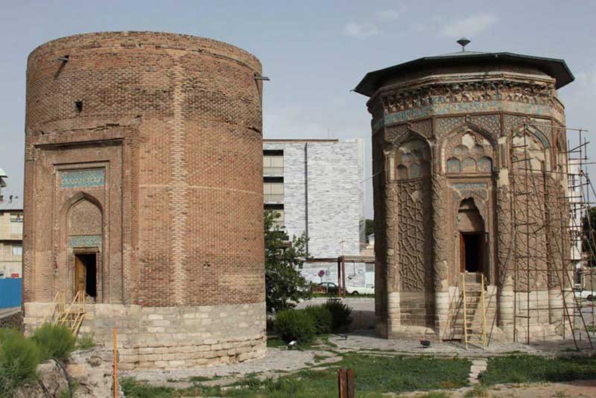 برج کبود مراغه و گنبد مدور آجری کنار آن