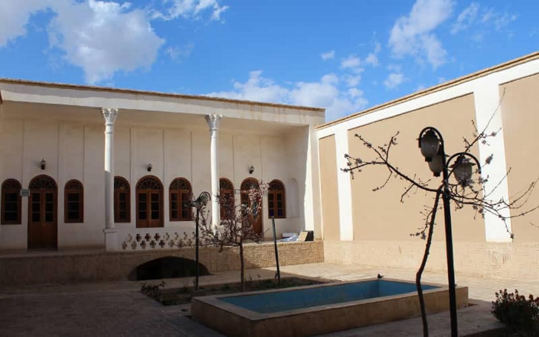 خانه ای تاریخی با حوض و ایوان ستون دار