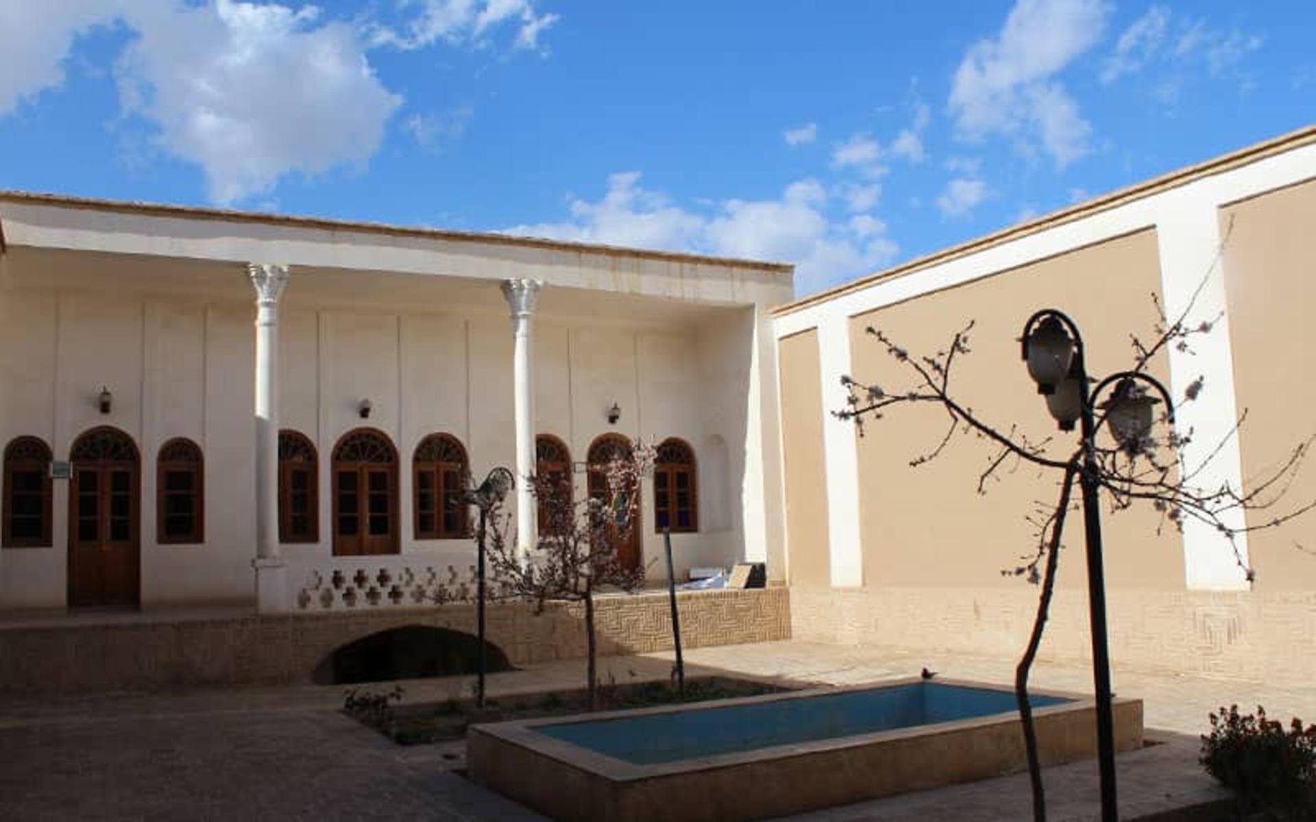 خانه ای تاریخی با حوض و ایوان ستون دار