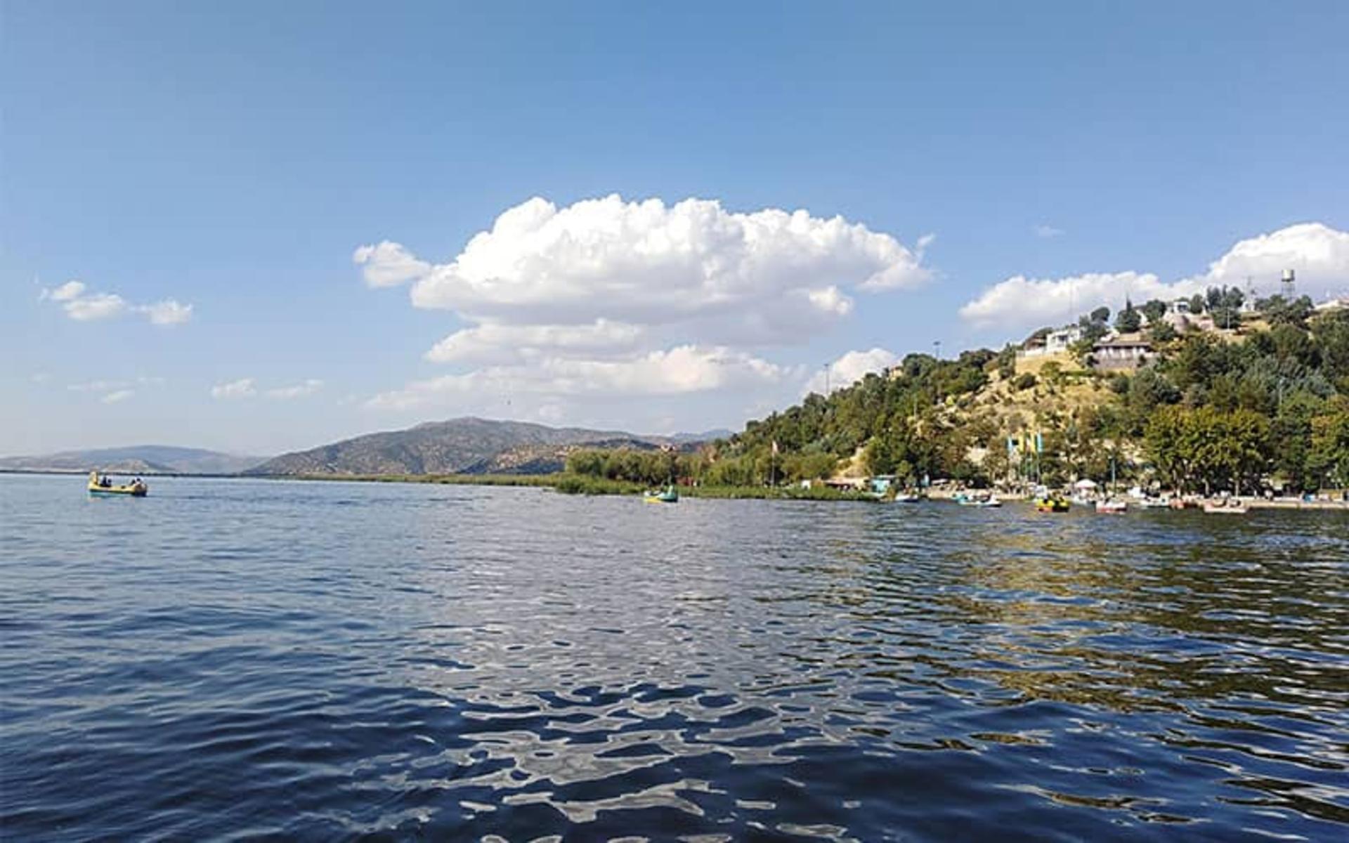 دریاچه پرآب زریوار در کردستان