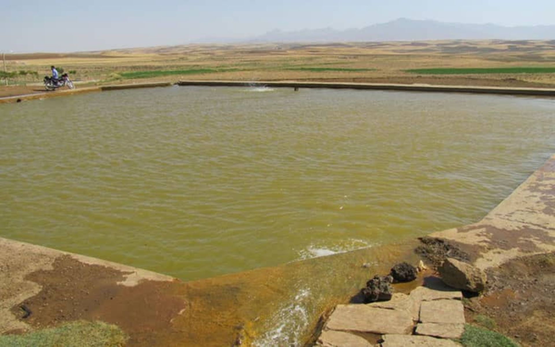 حوضچه آب بزرگی به رنگ