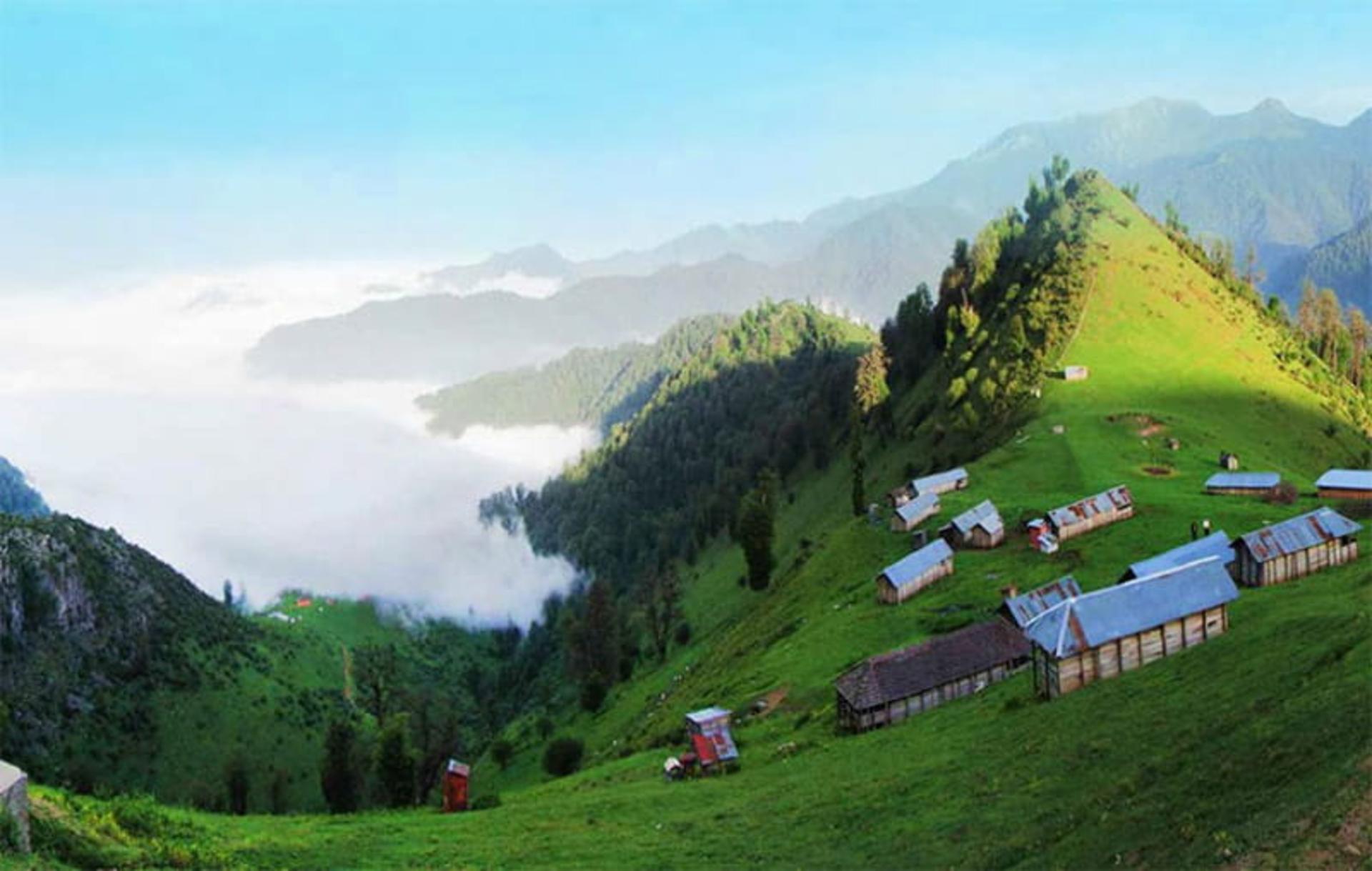 خانه های روستای مازیچال روی تچه های پوشیده در اقیانوس ابر