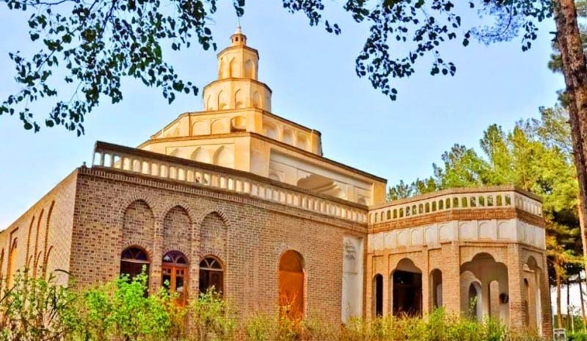 نمای بیرونی ساختمان ارگ کلاه فرنگی بیرجند
