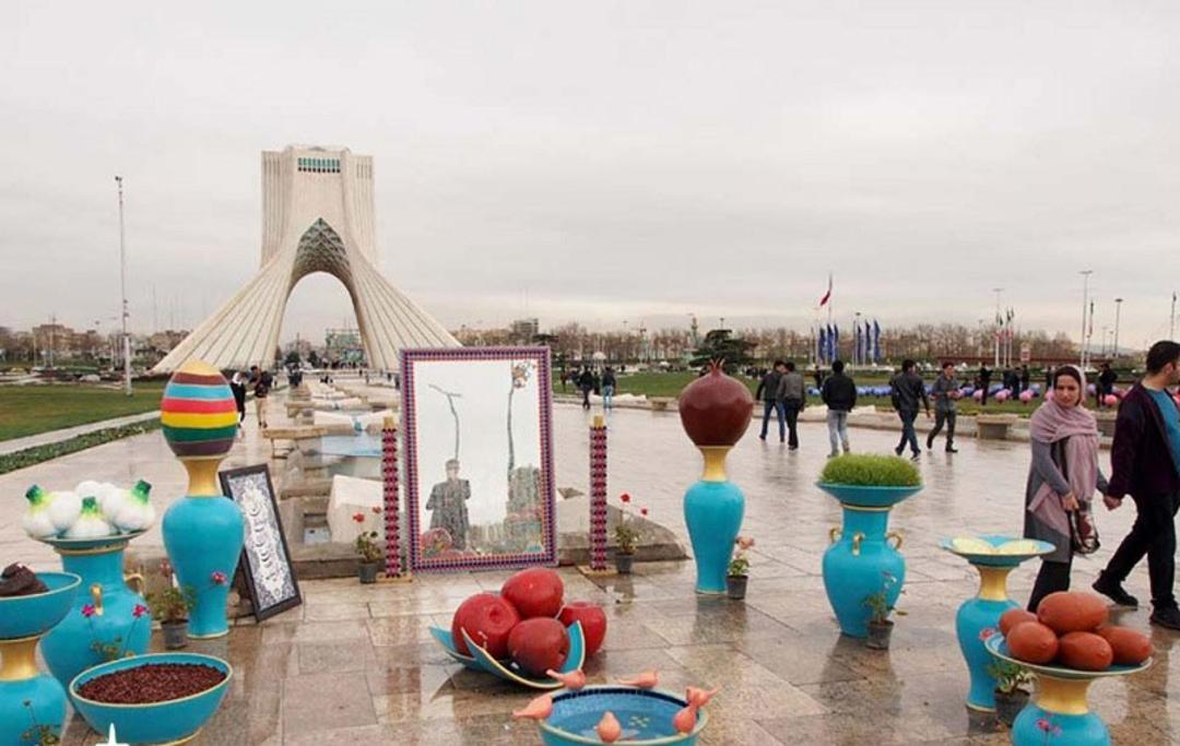 تزئین سفره هفت سین مقابل میدان آزادی تهران 