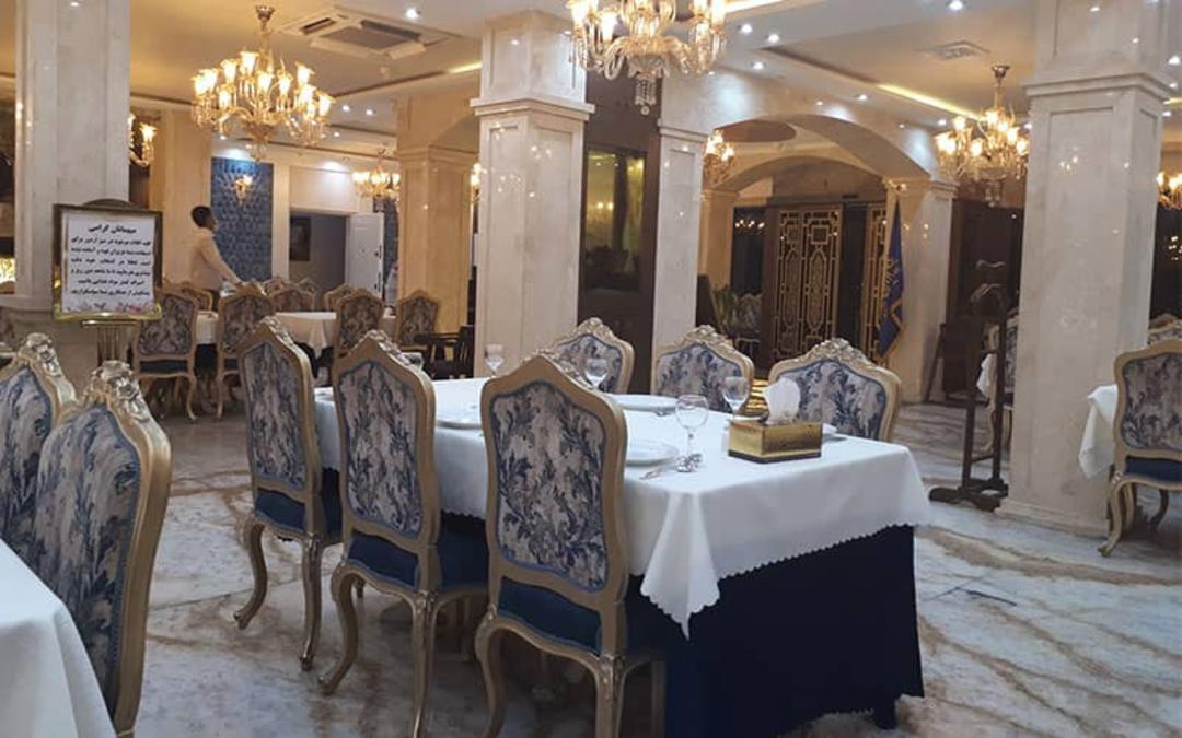 فضای داخلی رستورانی با صندلی های سورمه ای
