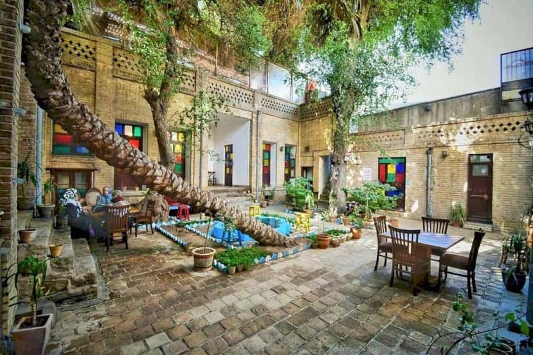 نخل خمیده و حوض آبی حیاط خانه ماپار اهواز