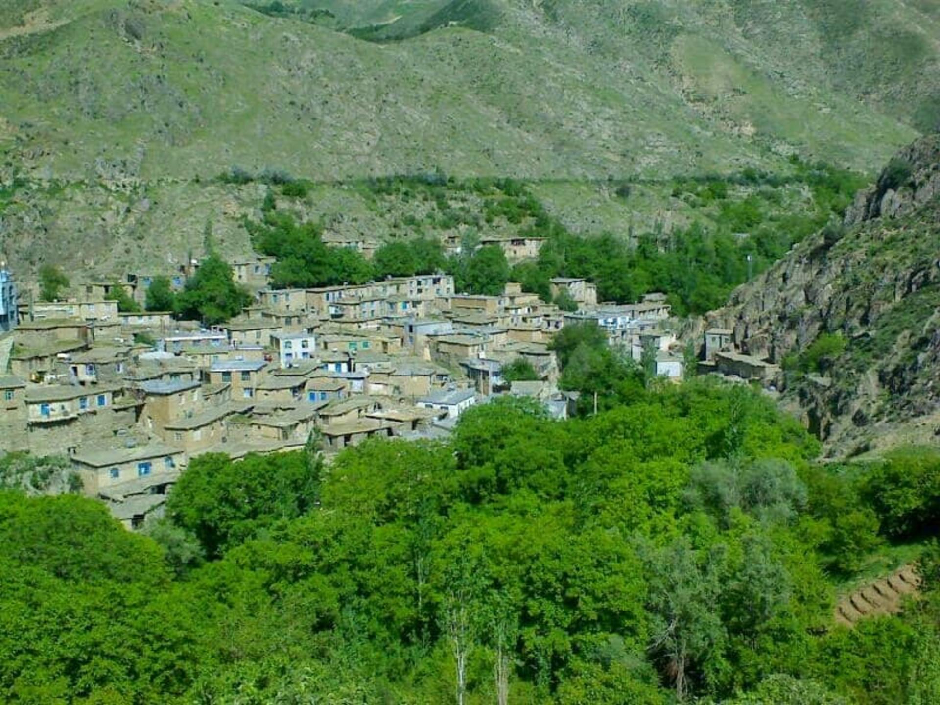 روستای هویه در میان دره سرسبز 