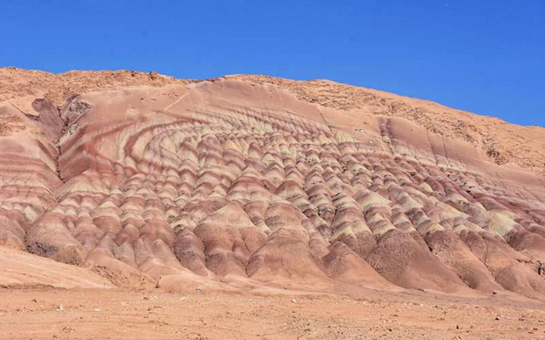 کوهی با خاک رنگی