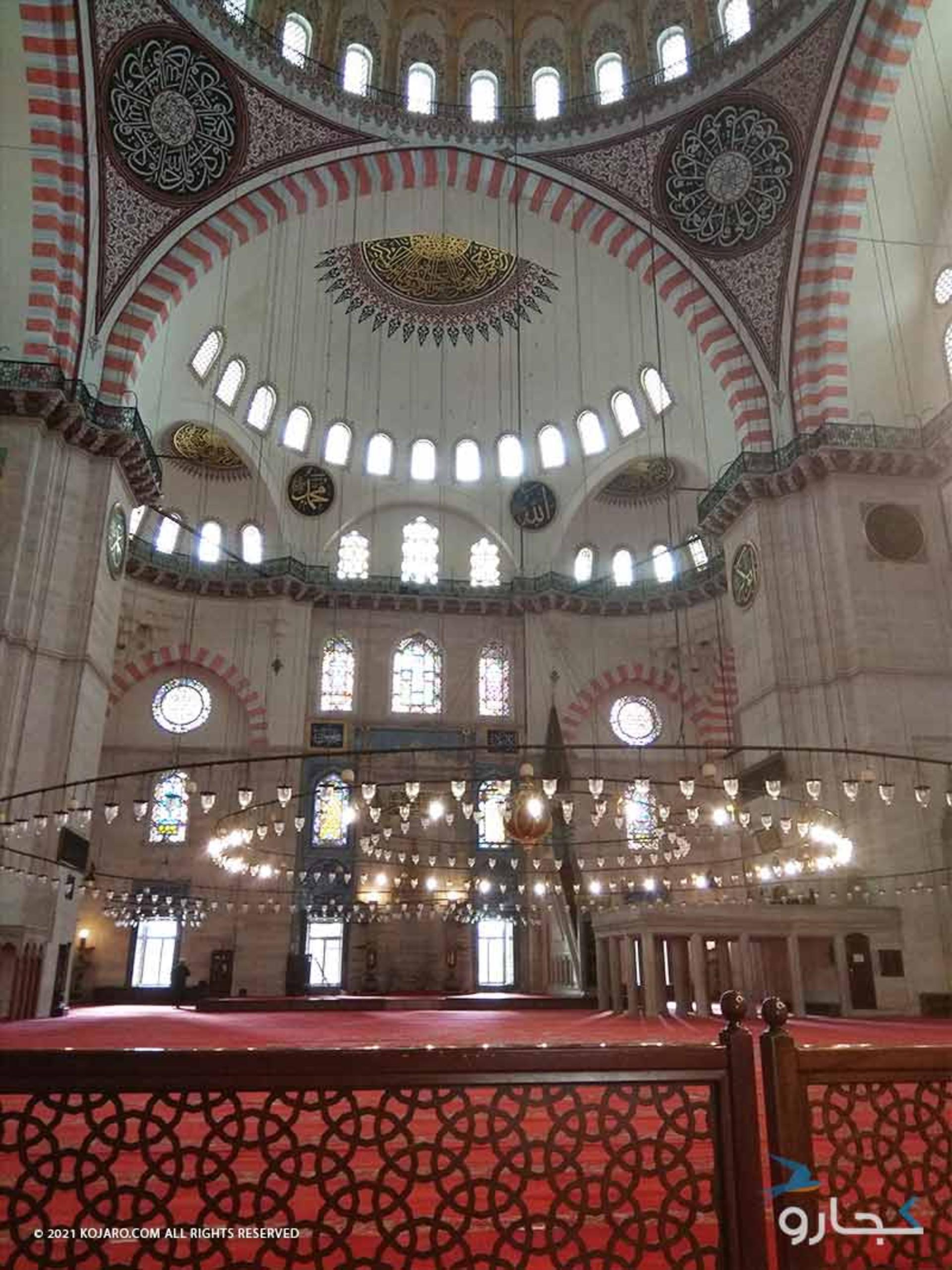 سالن اصلی مسجد سلیمانیه با چلچراغ بزرگ