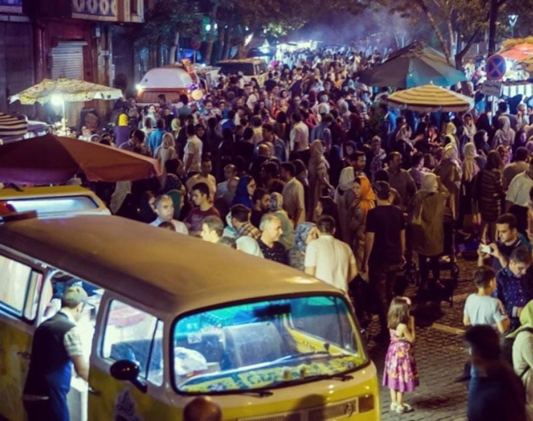 تجمع گردشگران در خیابان سی تیر کنار فودتراک زرد