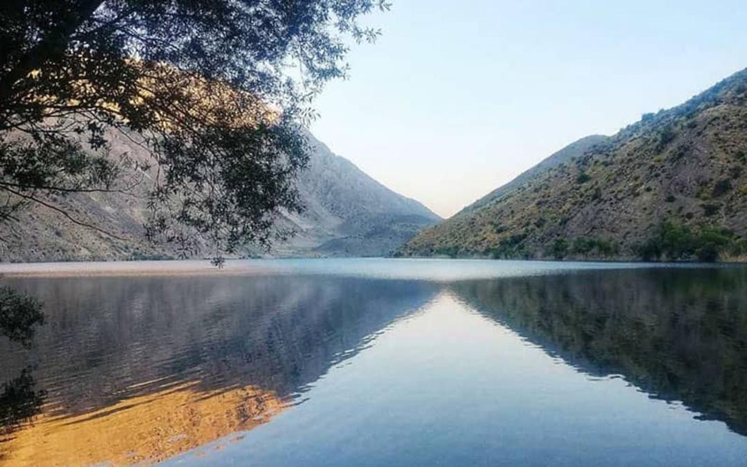 دریاچه گهر در دامنه کوه های دورود