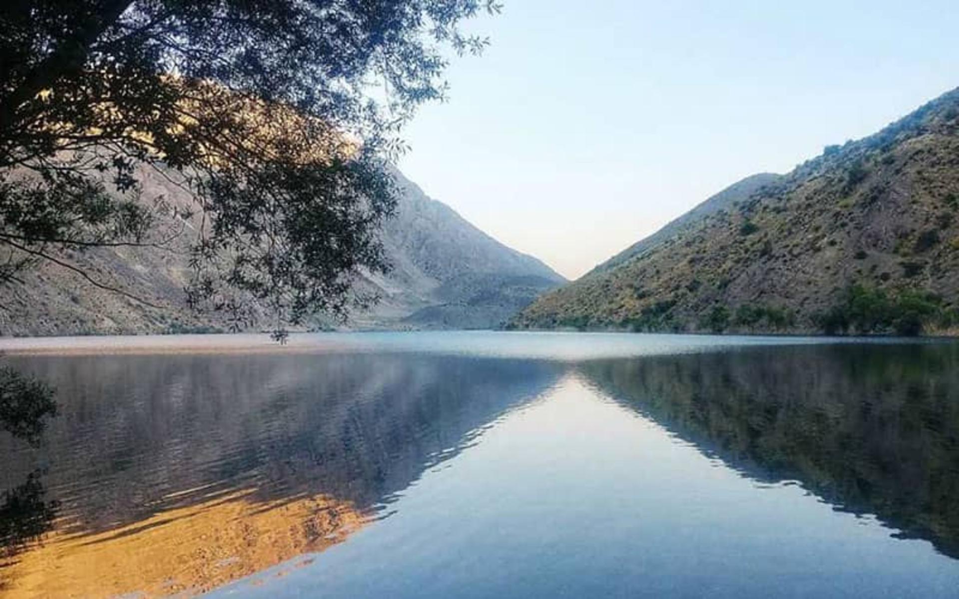 دریاچه گهر در دامنه کوه های دورود