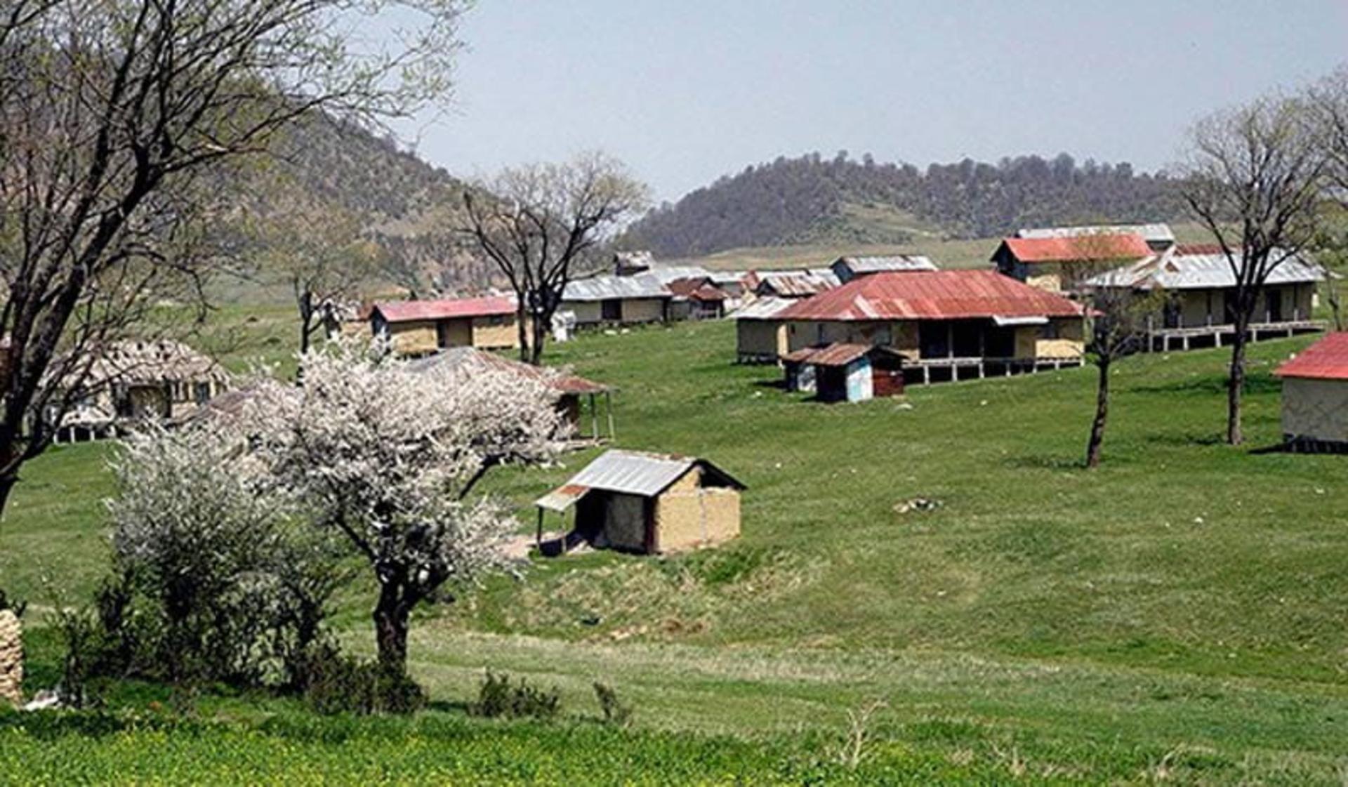 خانه های روی تپه کوه درازنو در بهار