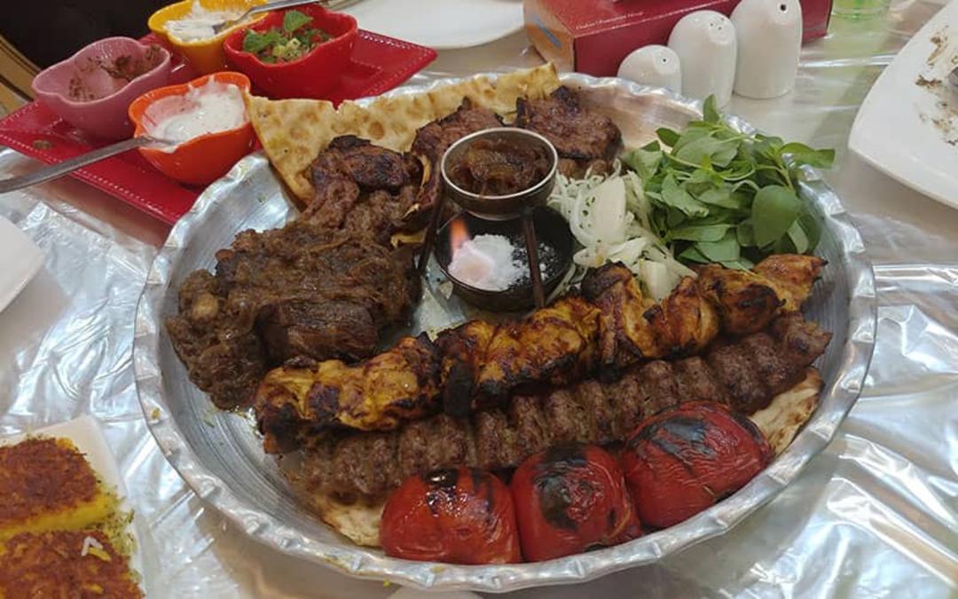 یک دیس انواع کباب و گوجه