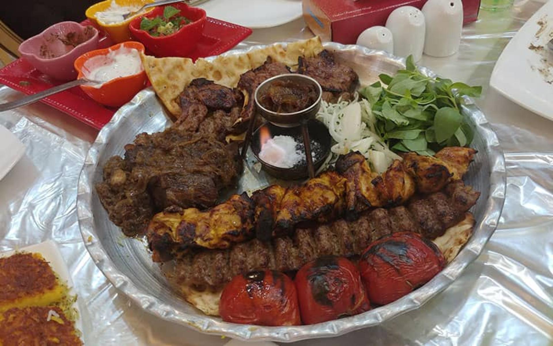 یک دیس انواع کباب و گوجه