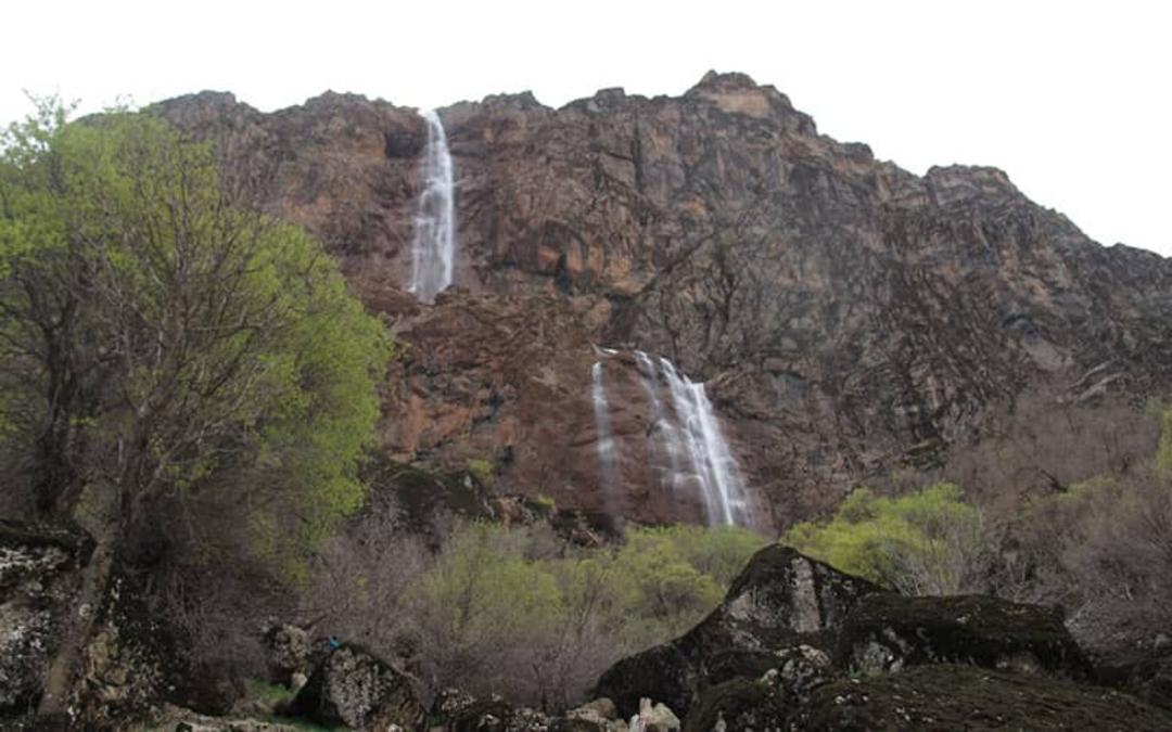 فرود آب آبشار برنجه شول آباد از ارتفاع کوه