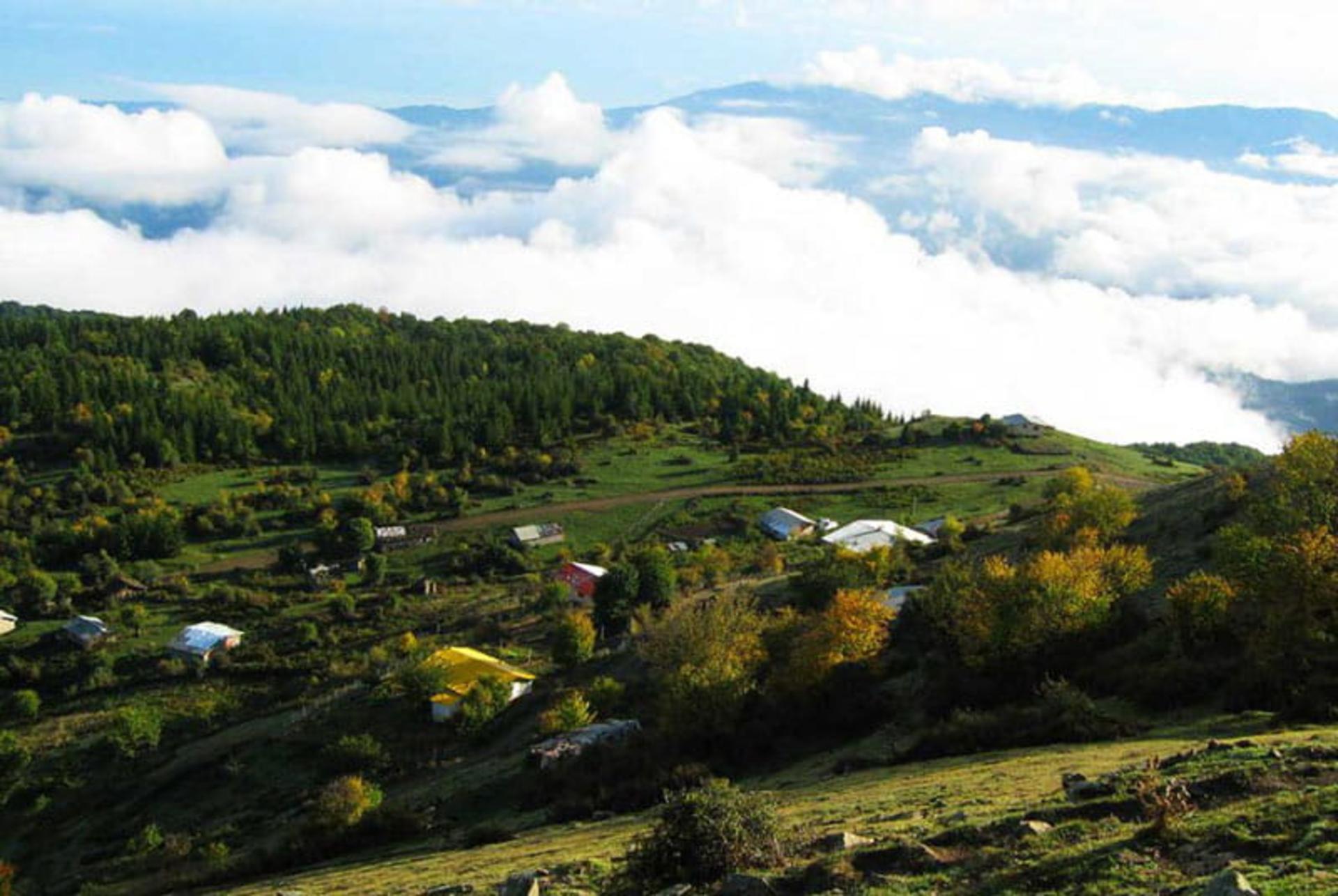 خانه های روستای مازیچال بالای تپه های سرسبز کوهستانی