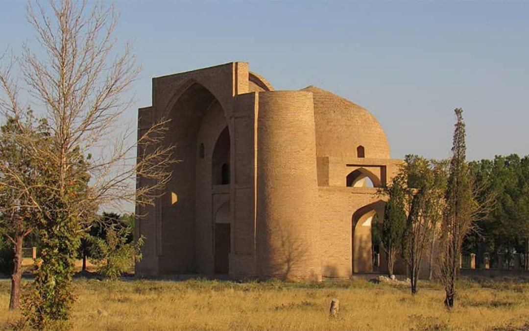 سازه‌ای تاریخی از آجر با ایوانی بلند