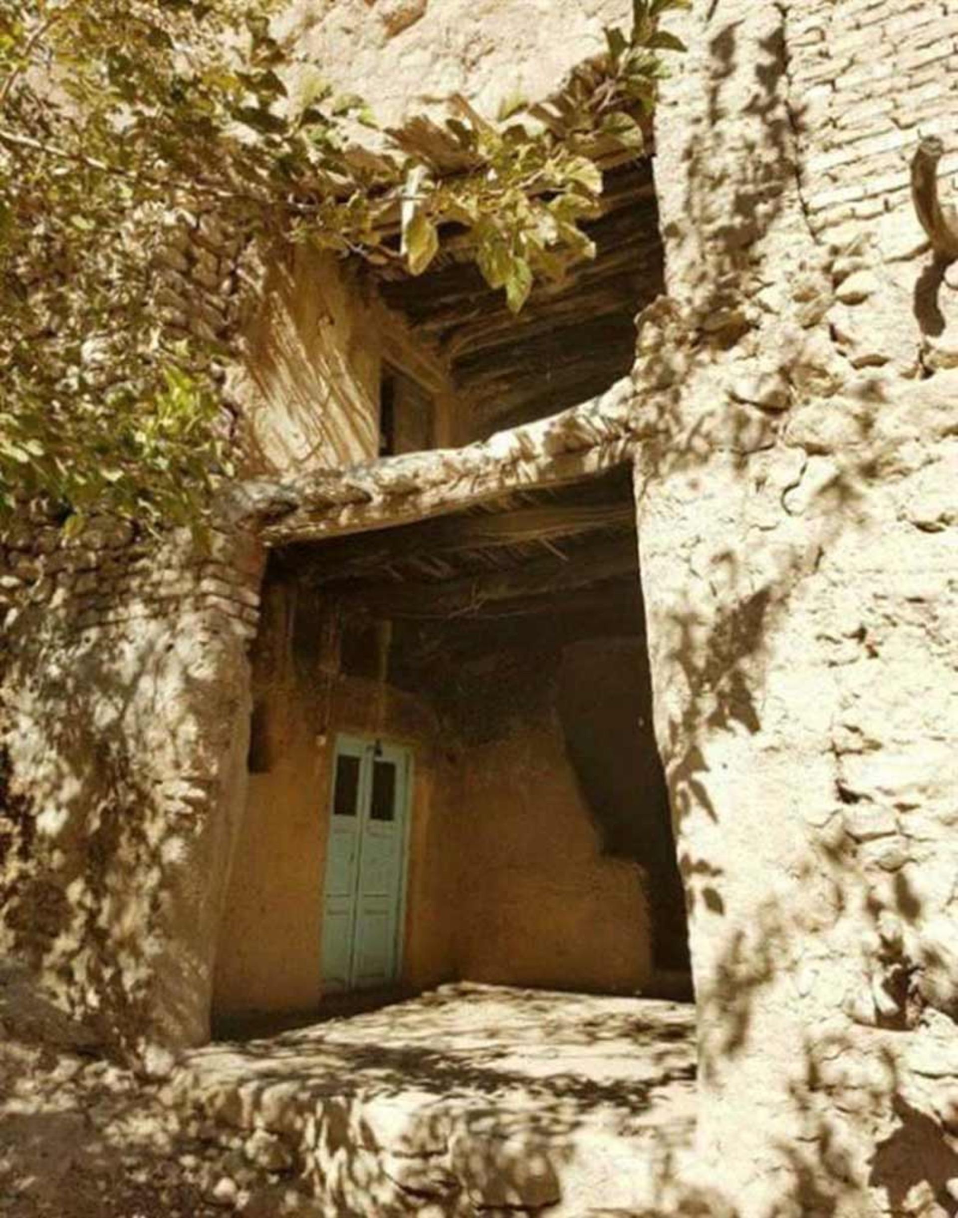 خانه های روستایی قطرم در صخره های کوهستانی
