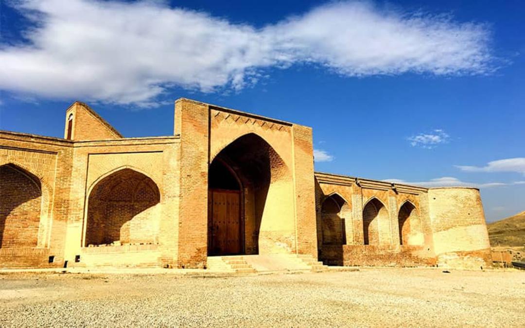 کاروانسرایی تاریخی با ایوان و طاق نما