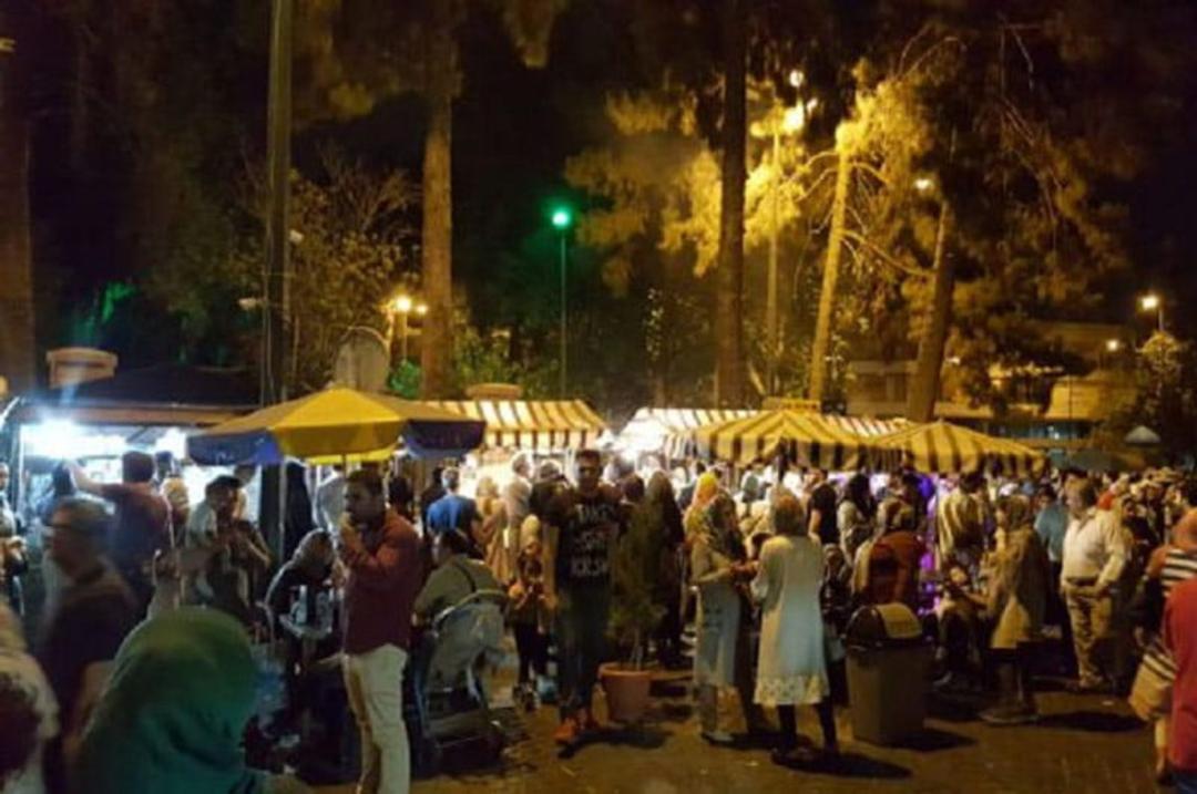 تجمع گردشگران در خیابان سی تیر در شب