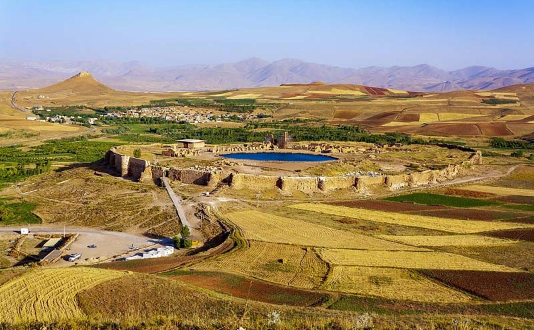محوطه باستانی تخت سلیمان تکاب از نمای بالا
