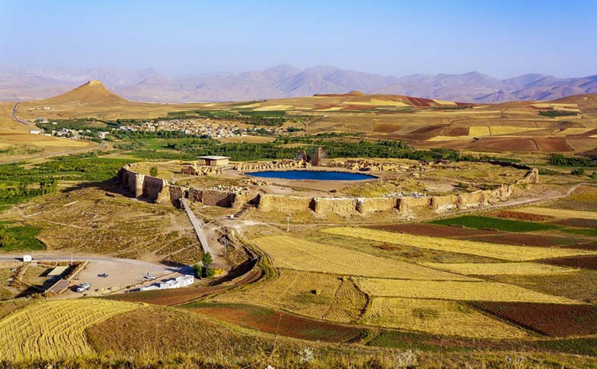 محوطه باستانی تخت سلیمان تکاب از نمای بالا