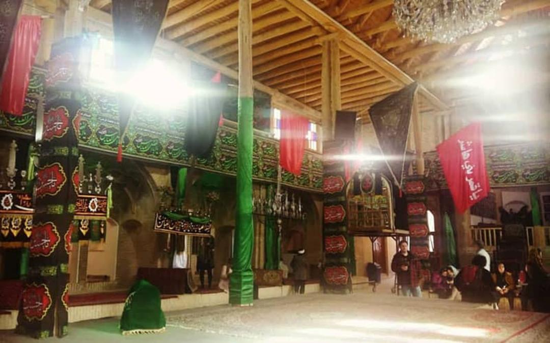 فضای داخلی تکیه ای قدیمی