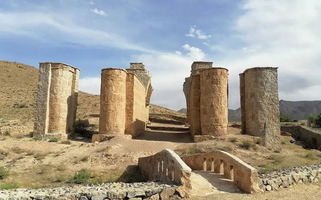 بقایای ستون های آتشکده آتشکوه