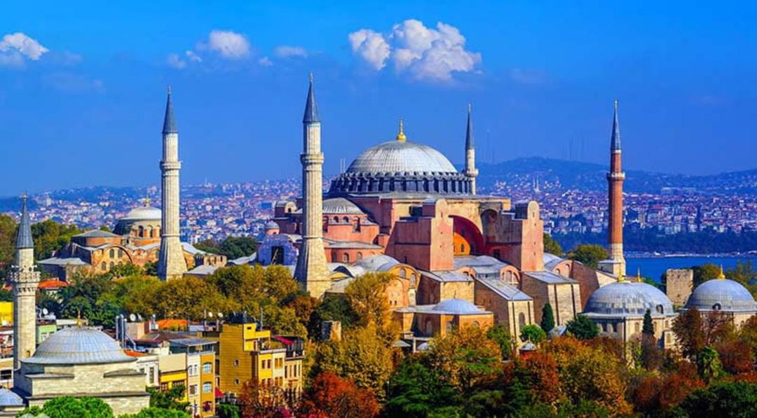 گنبد و گلدسته های مسجد ایاصوفیه میان درختان پاییزی از نمای بالا