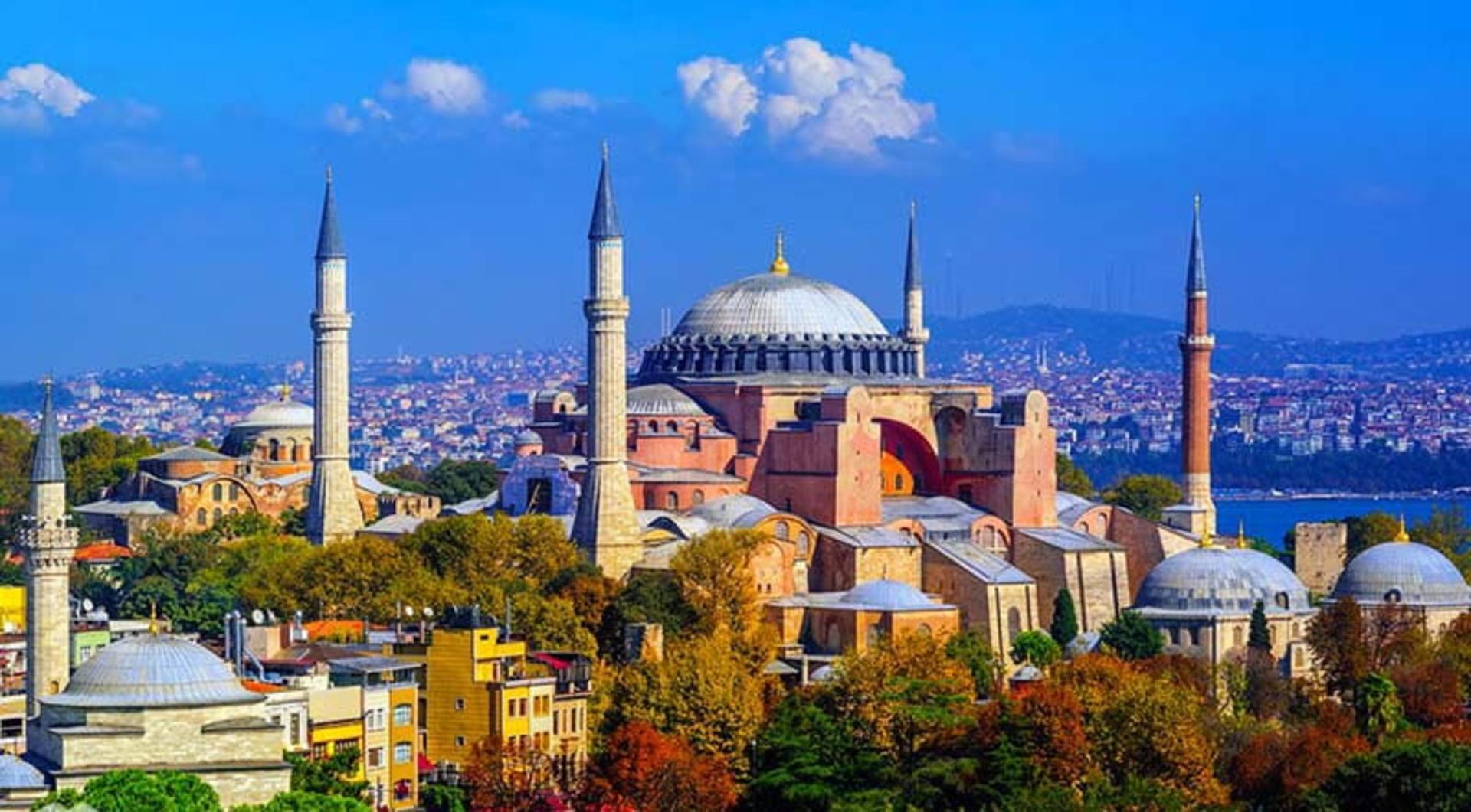 گنبد و گلدسته های مسجد ایاصوفیه میان درختان پاییزی از نمای بالا