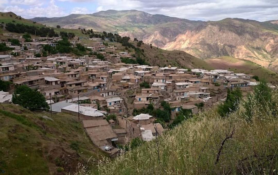 روستای پلکانی کزج  در احاطه کوه ها