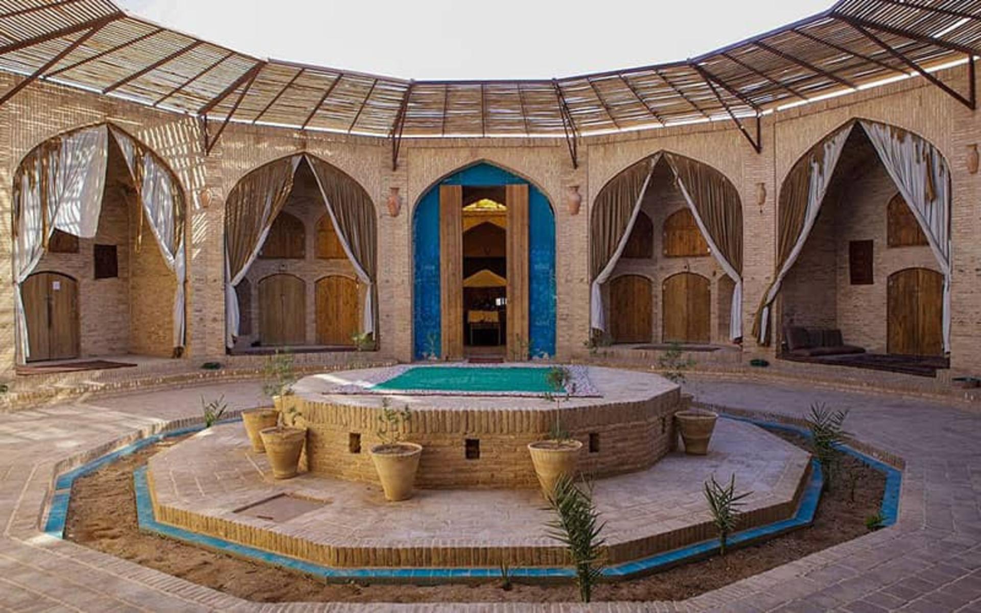 محوطه کاروانسرایی قدیمی