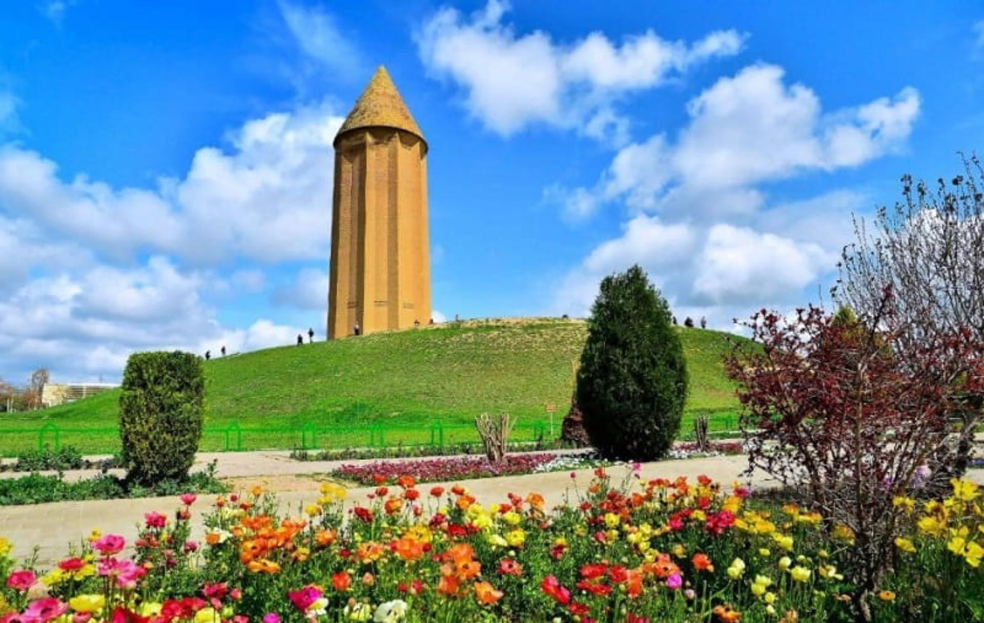 برج گنبد کاووس در میان پارک سرسبز