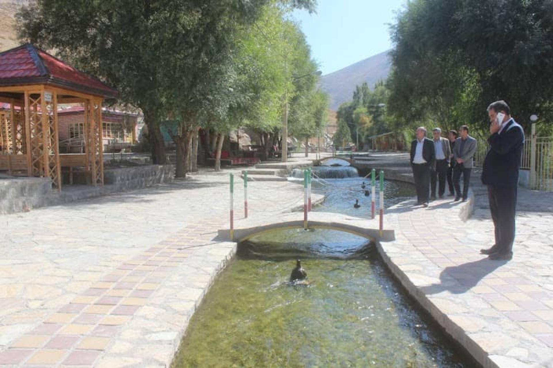 جریان آب رودخانه از منطقه ای گردشگری