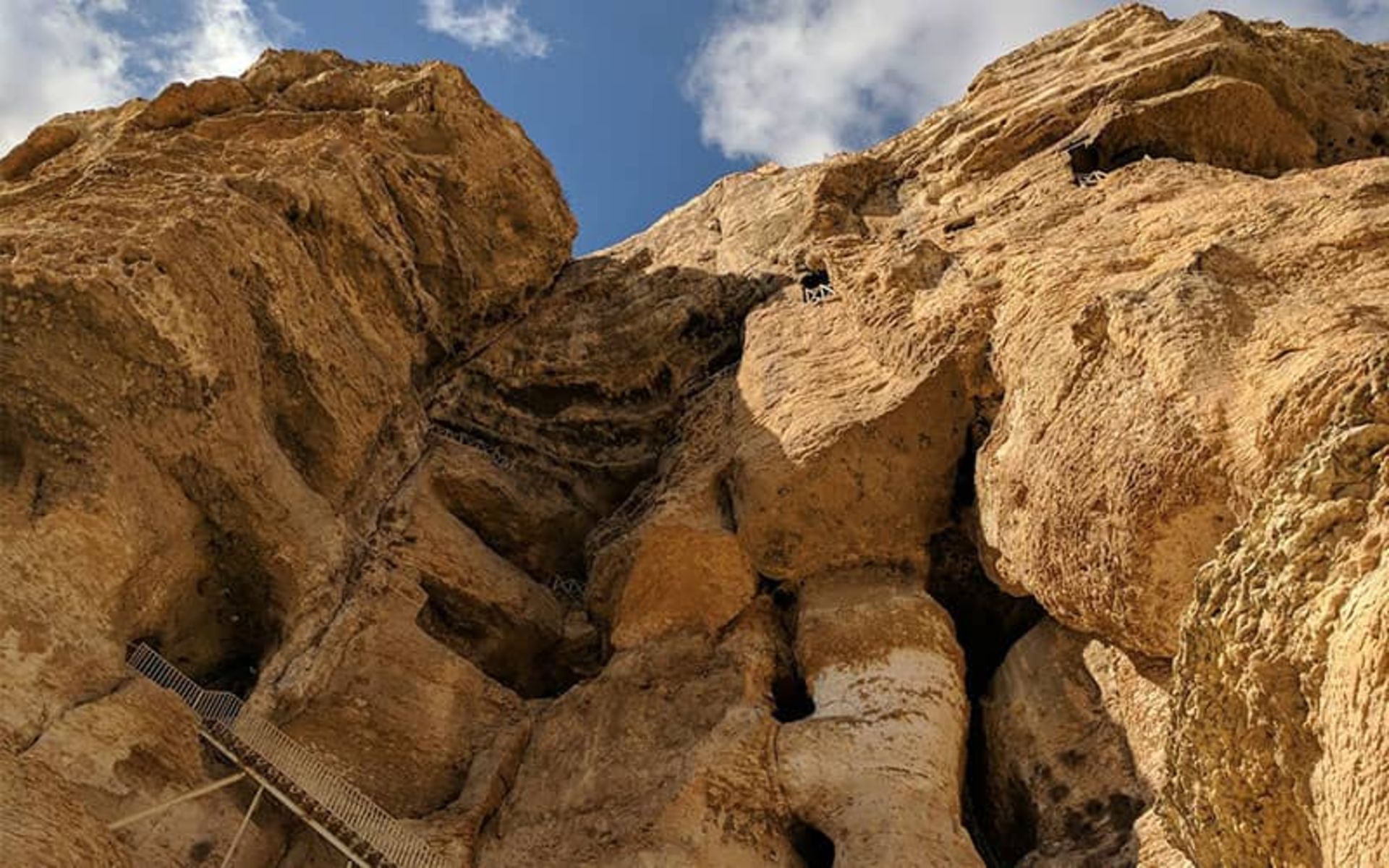 کوهی با محل هایی برای عبور گردشگران