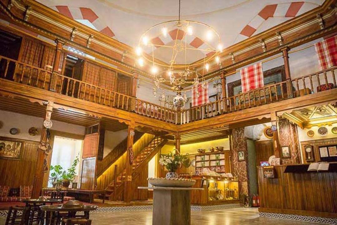 داخل حمام سلیمانیه با لنگ های آویزان و چلچراغ روشن