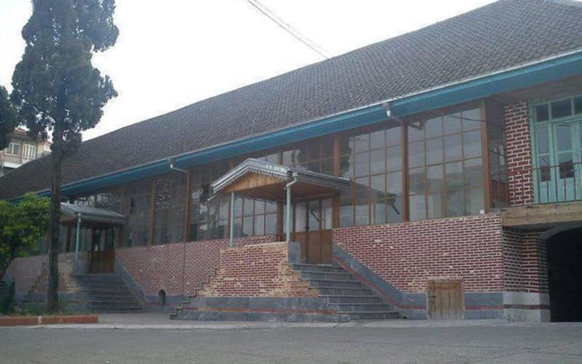 بنای دبیرستان حکیم نظامی