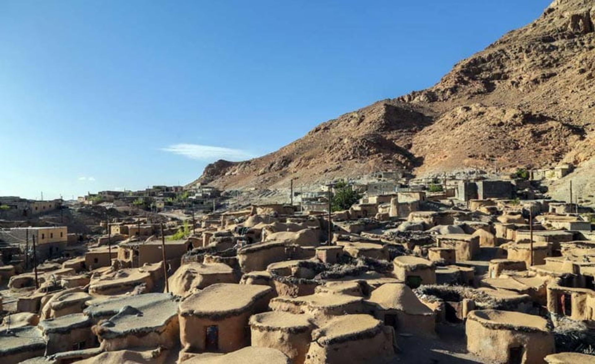 خانه های کوچک روستای ماخونیک در دامنه کوه