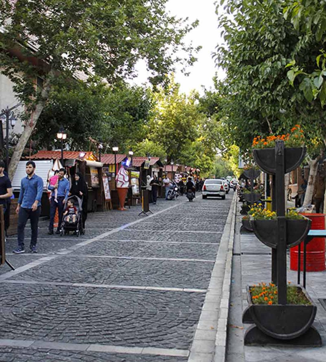 مسیر سنگفرش خیابان سی تیر در عبور گردشگران