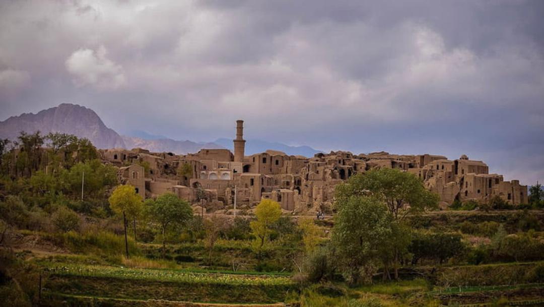 قلعه و بخش باستانی روستای خرانق زیر آسمان ابری